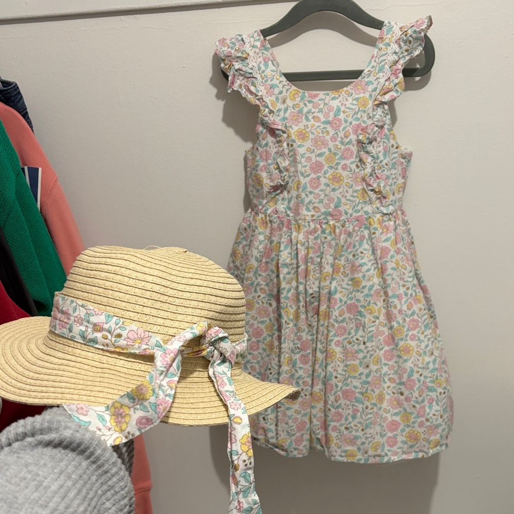 cupcakes & cashmere size 5 Floral Kids Dress with Hat. Fully lined dress